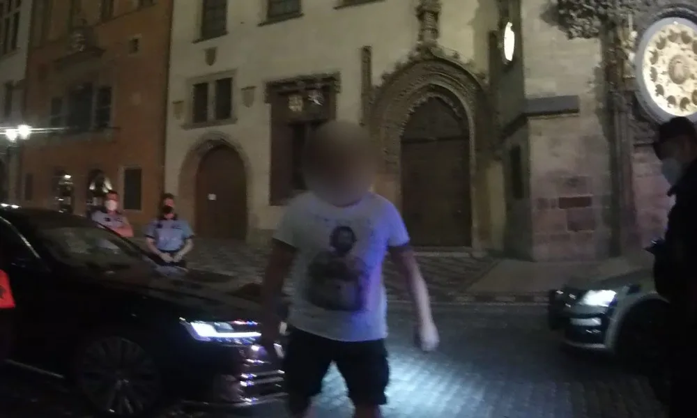 Opilý muž zaparkoval na Staromáku a vyzýval policisty k zápasu. Skončil v poutech