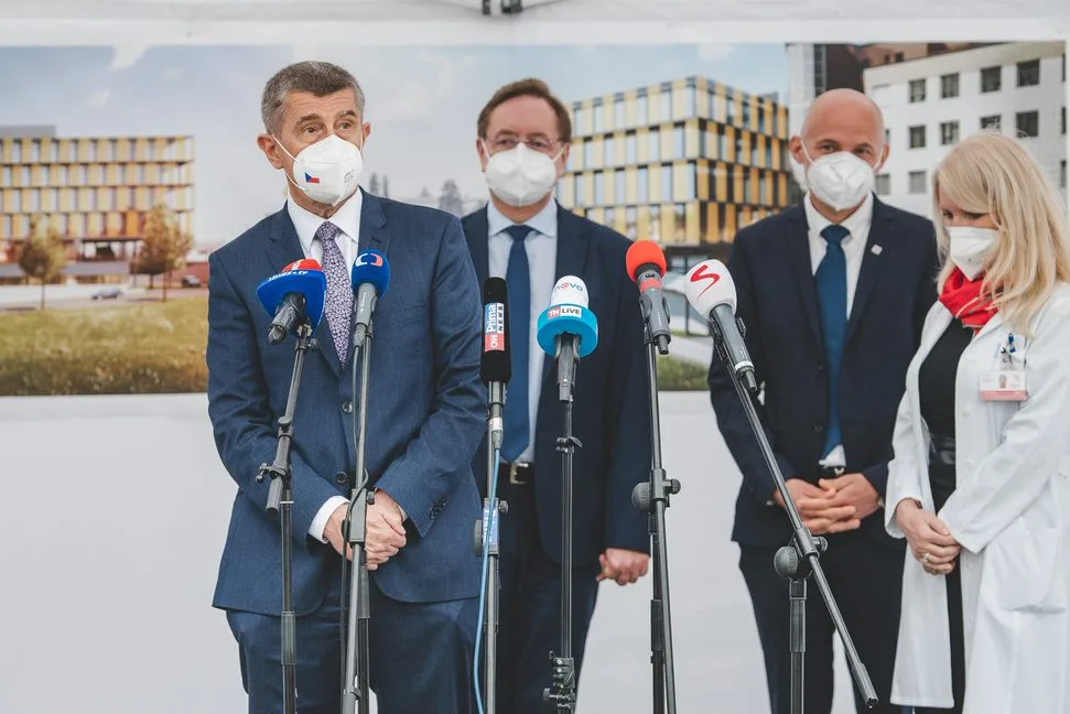 Premiér Babiš a ministr Arenberger poklepali na základní kámen dostavby nových pavilonů v IKEM