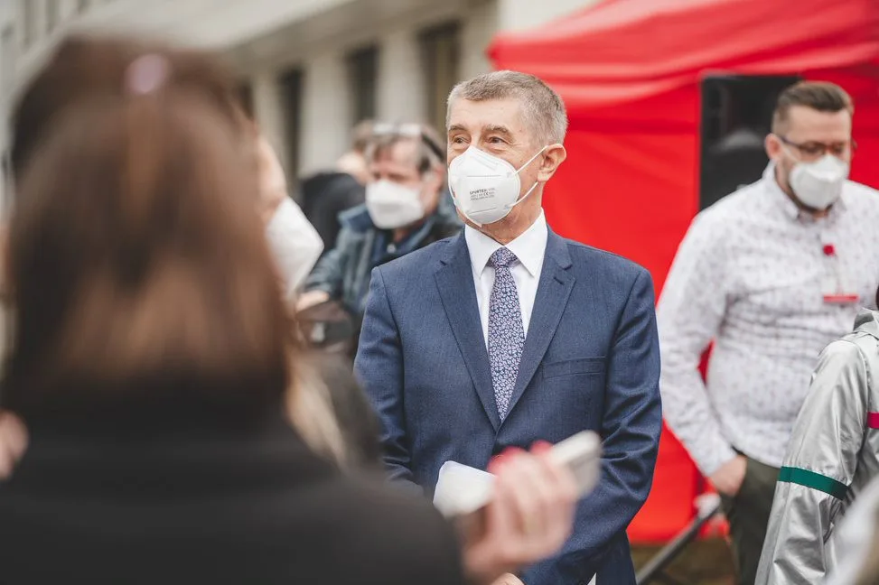 Premiér Babiš a ministr Arenberger poklepali na základní kámen dostavby nových pavilonů v IKEM