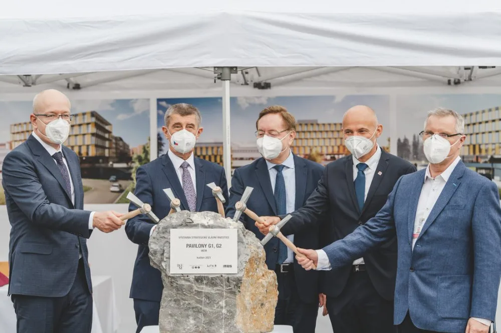 Premiér Babiš a ministr Arenberger poklepali na základní kámen dostavby nových pavilonů v IKEM