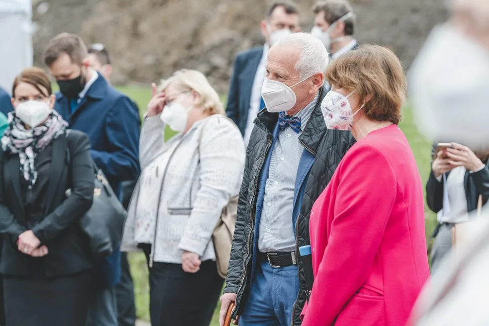 Premiér Babiš a ministr Arenberger poklepali na základní kámen dostavby nových pavilonů v IKEM