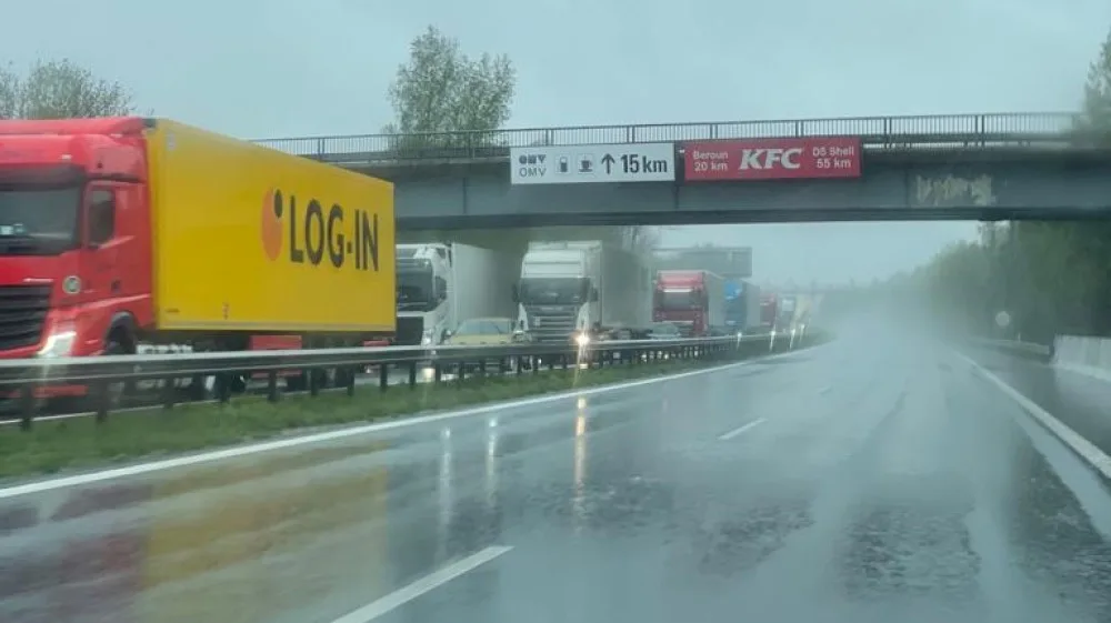 Na dálnici mezi Berounem a Prahou kolabuje doprava. Kolony zdrží řidiče přes hodinu
