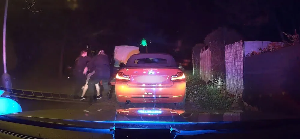 Muž v BMW ujížděl policistům noční Prahou. Poté si přelezl na zadní sedadlo a tvrdil, že neřídil