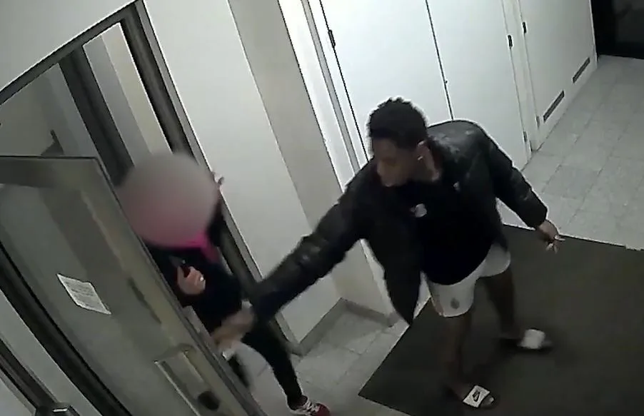 Žena strávila několik hodin v bytě s mužem, který ji měl znásilnit. Pátrá po něm policie