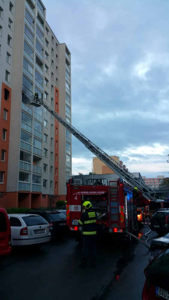 Při ranním požáru v Hostivaři hasiči zachránili 11 lidí