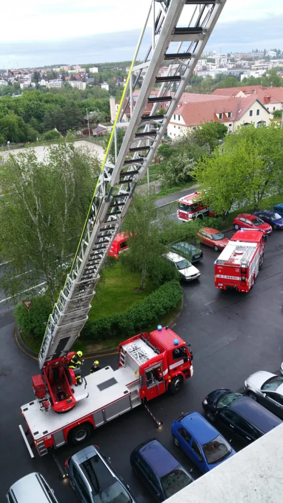 Při ranním požáru v Hostivaři hasiči zachránili 11 lidí