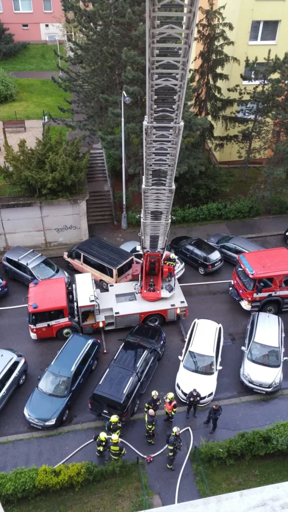 Při ranním požáru v Hostivaři hasiči zachránili 11 lidí