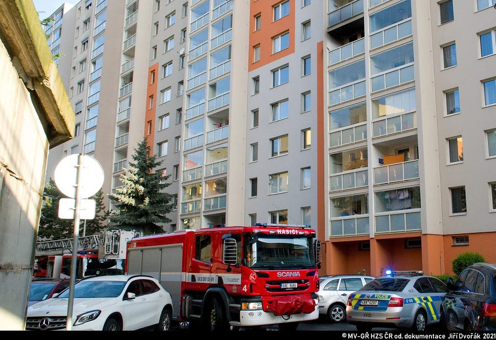 Při ranním požáru v Hostivaři hasiči zachránili 11 lidí