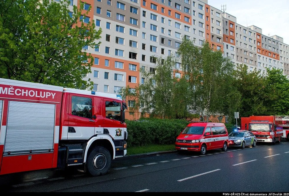 Při ranním požáru v Hostivaři hasiči zachránili 11 lidí