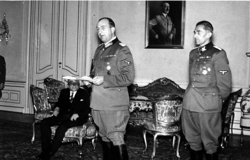 Karl Hermann Frank (vpravo) s Kurtem Daluegem a Emilem Háchou, který sedí v pozadí