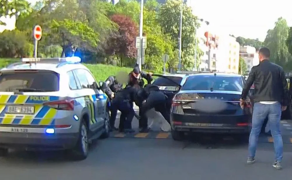 Žena nabourala a ujížděla policii, nadýchala přes dvě a půl promile. Z auta ji museli dostat policisté