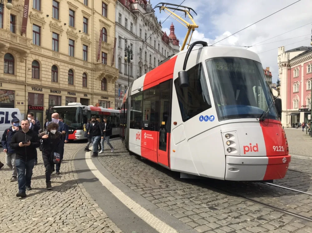 Pražský dopravní podnik představil tramvaj v nových barvách