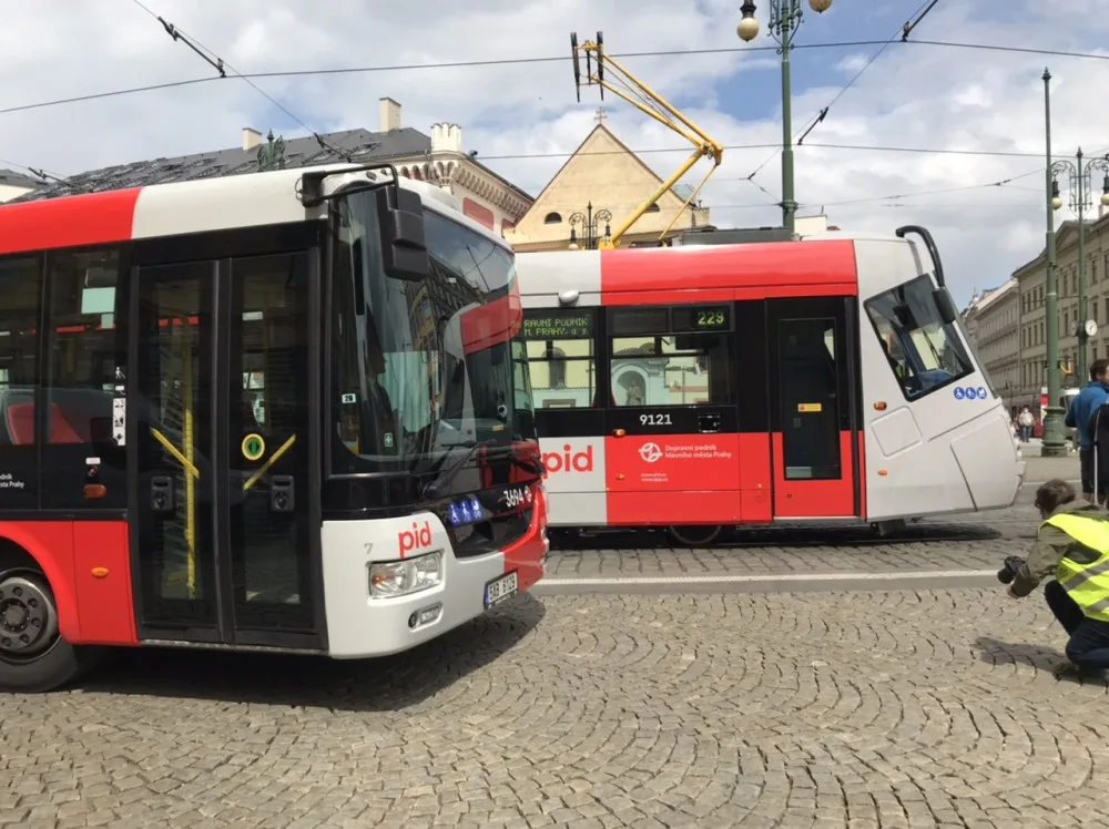 Pražský dopravní podnik představil tramvaj v nových barvách