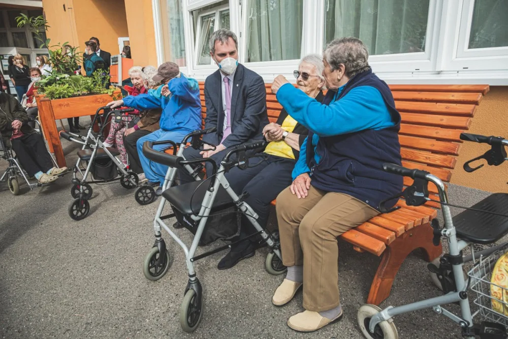 Z pražského vánočního stromu jsou lavičky a mobilní záhony. Vyrobili je studenti z Jarova
