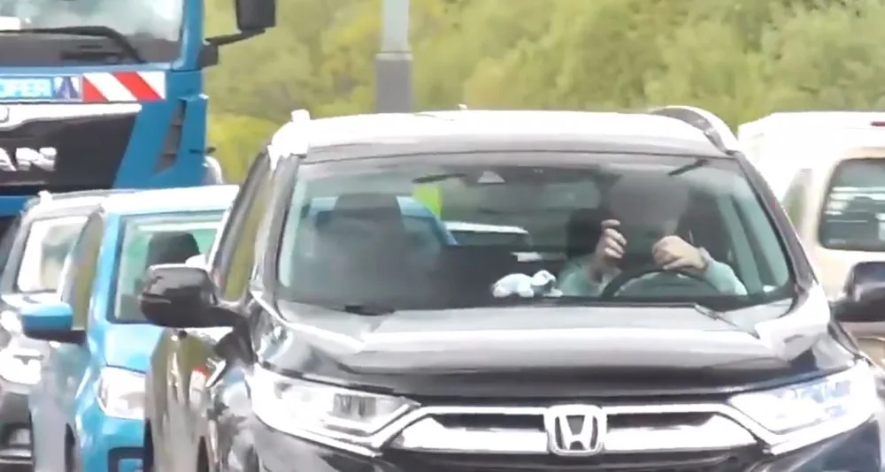 Řidiči si dnešní smrtelnou nehodu v Praze natáčeli na telefony. Policisté je za to hned pokutovali