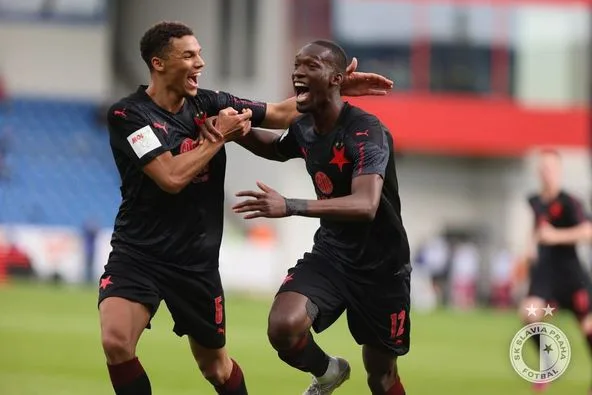 Slavia má double! Vítězství v poháru sešívaným vystřelil Sima