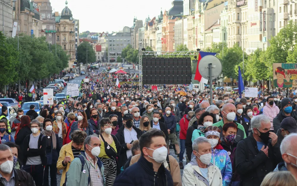 Na Václavském náměstí protestovalo pět tisíc lidí za odstoupení Benešové
