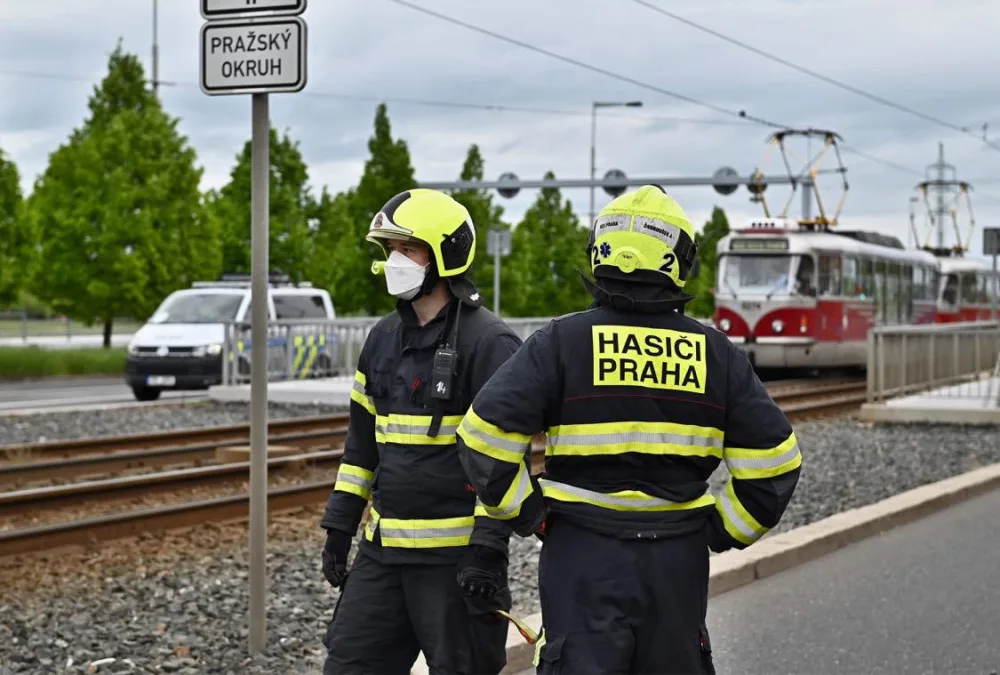 Dva zraněné při dnešní nehodě v Praze museli z aut dostat hasiči, pak zasahovali záchranáři