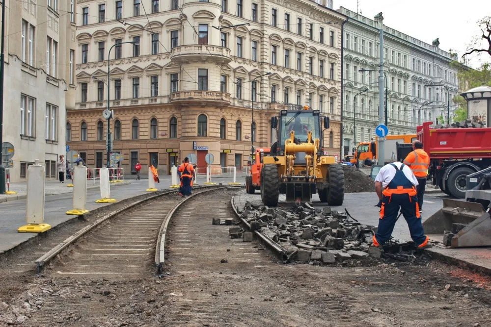 Oprava kolejí u hlavního nádraží je v plném proudu. Podívejte se, jak to u hlaváku nyní vypadá