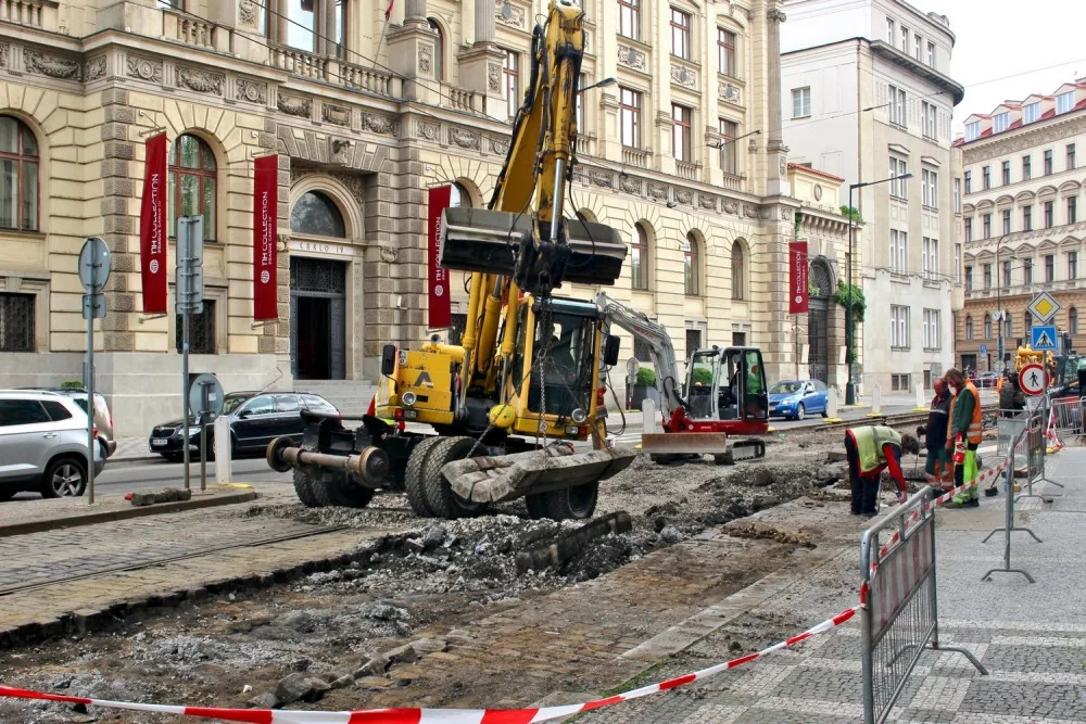 Oprava kolejí u hlavního nádraží je v plném proudu. Podívejte se, jak to u hlaváku nyní vypadá
