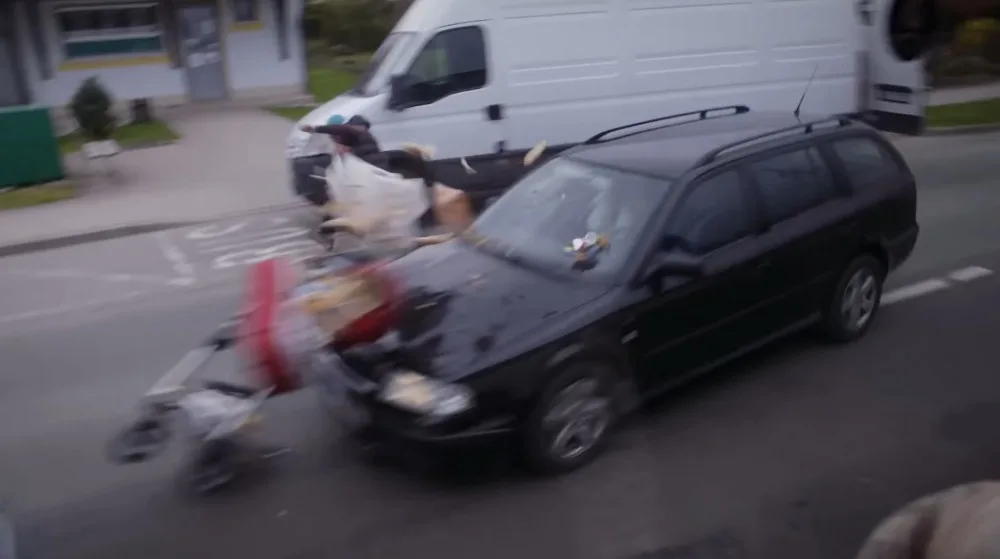 Dvě auta rozdrtila kočárek. Šlo o fingovanou nehodu, video z ní má sloužit jako prevence