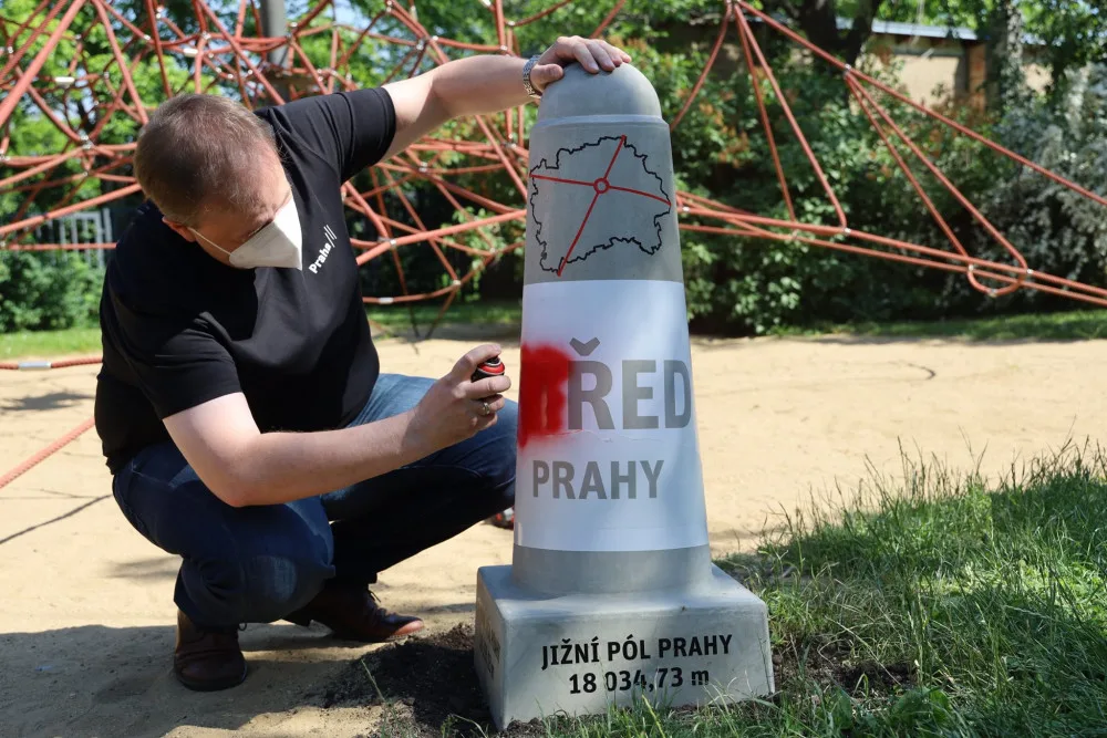 Patník nově znázorňuje střed Prahy. Hlavním cílem je pobavit lidi, říká starosta