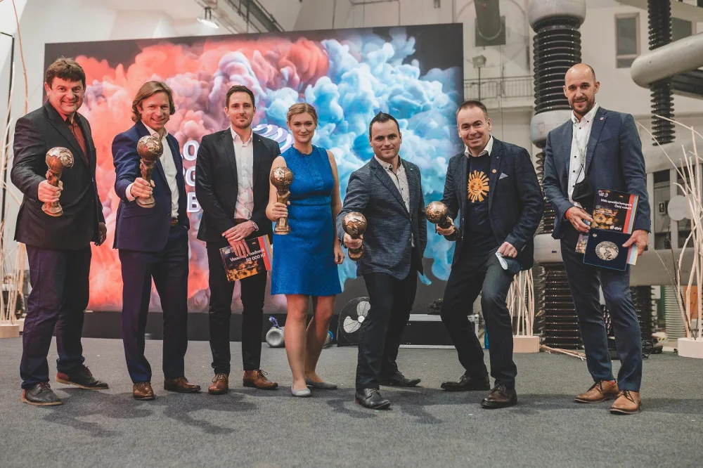 Vítězové loňského ročníku E.ON Energy Globe. Celkovým vítězem se stala obec Hostětín. Vlevo přebral cenu tehdejší starosta Jaroslav Boleček