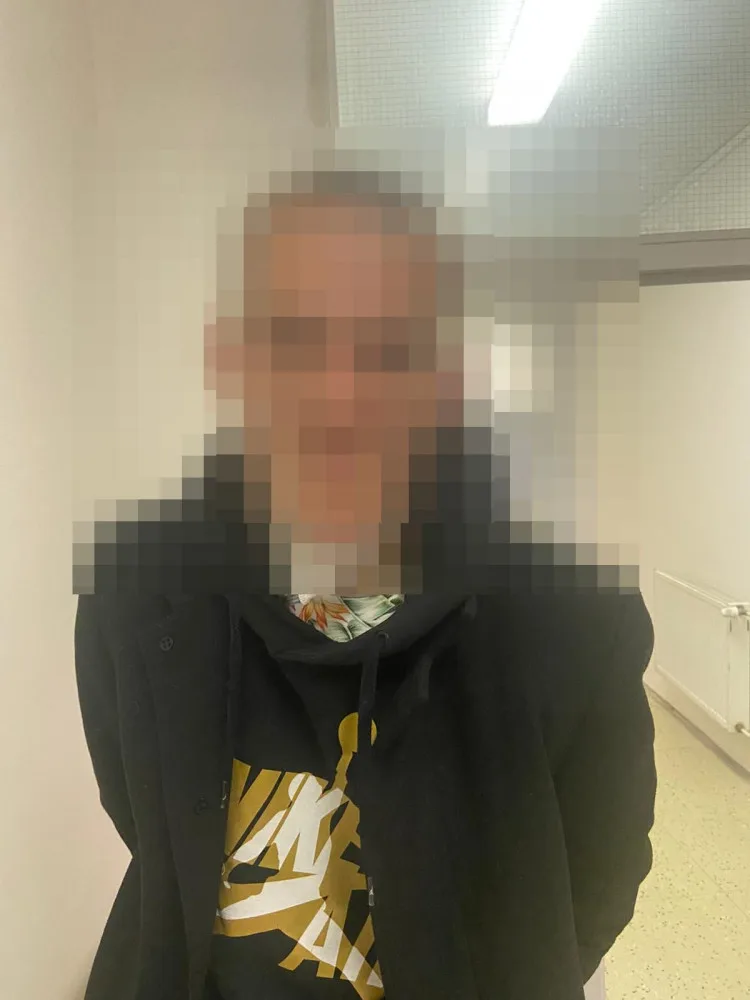 Útočník napadl v metru muže s dětmi, hrozí mu až tři roky ve vězení. Policie hledá svědky