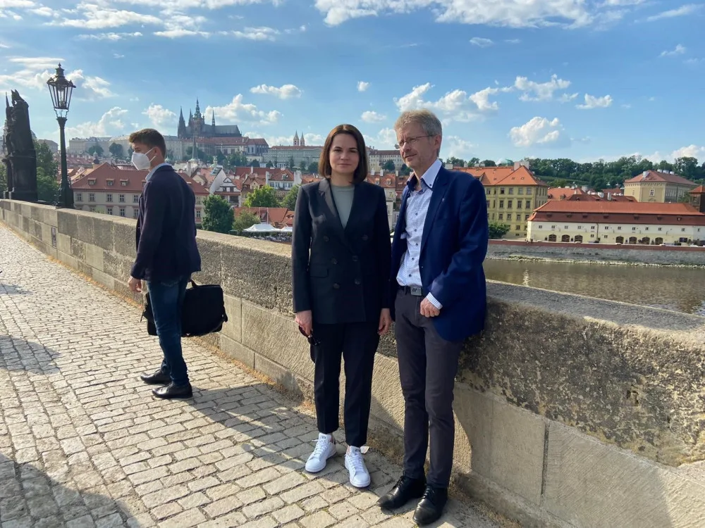 Představitelka běloruské opozice Cichanouská je v Praze. Do Běloruska se zatím vrátit nechce, hrozí jí vězení