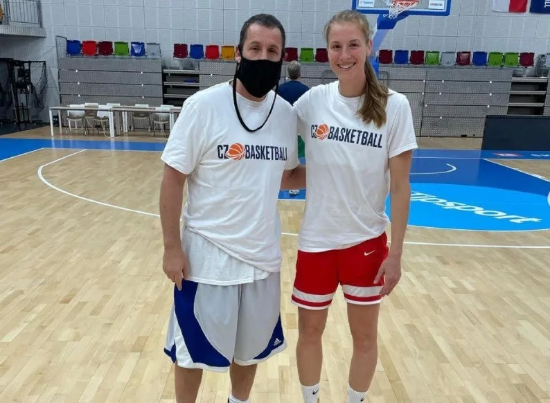 Americký herec Adam Sandler je v Praze. Navštívil trénink basketbalových reprezentantek
