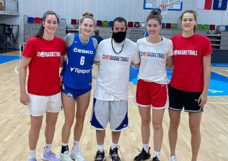 Americký herec Adam Sandler je v Praze. Navštívil trénink basketbalových reprezentantek