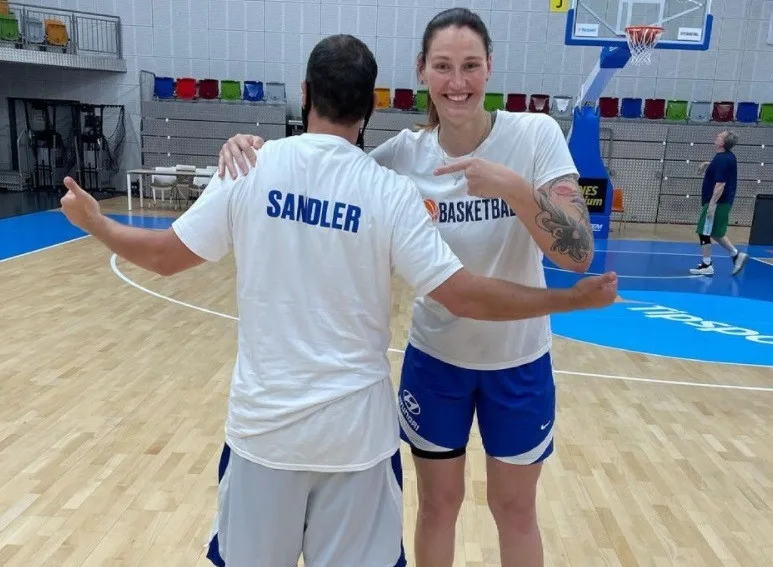 Americký herec Adam Sandler je v Praze. Navštívil trénink basketbalových reprezentantek