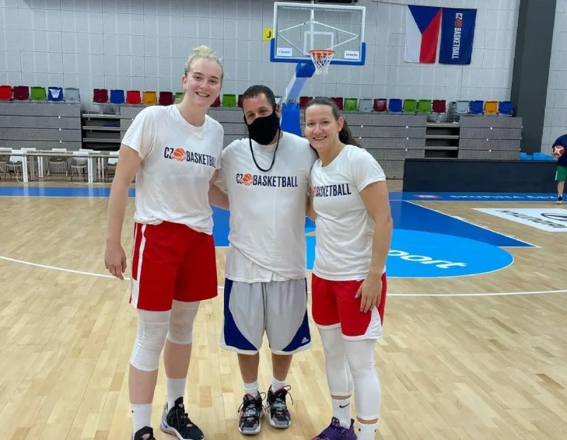 Americký herec Adam Sandler je v Praze. Navštívil trénink basketbalových reprezentantek