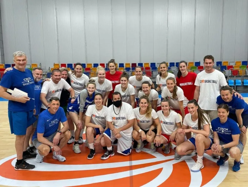 Americký herec Adam Sandler je v Praze. Navštívil trénink basketbalových reprezentantek