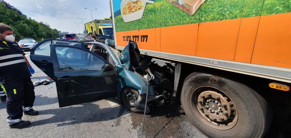 V Praze se stala smrtelná nehoda. Řidič auta zemřel po srážce s kamionem