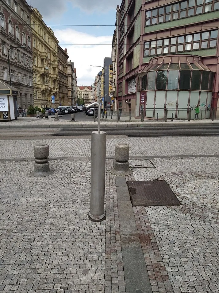 Čtyři nová vodní mlžítka jsou v Praze 2. Lidé je najdou na Ostrčilově nebo Palackého náměstí