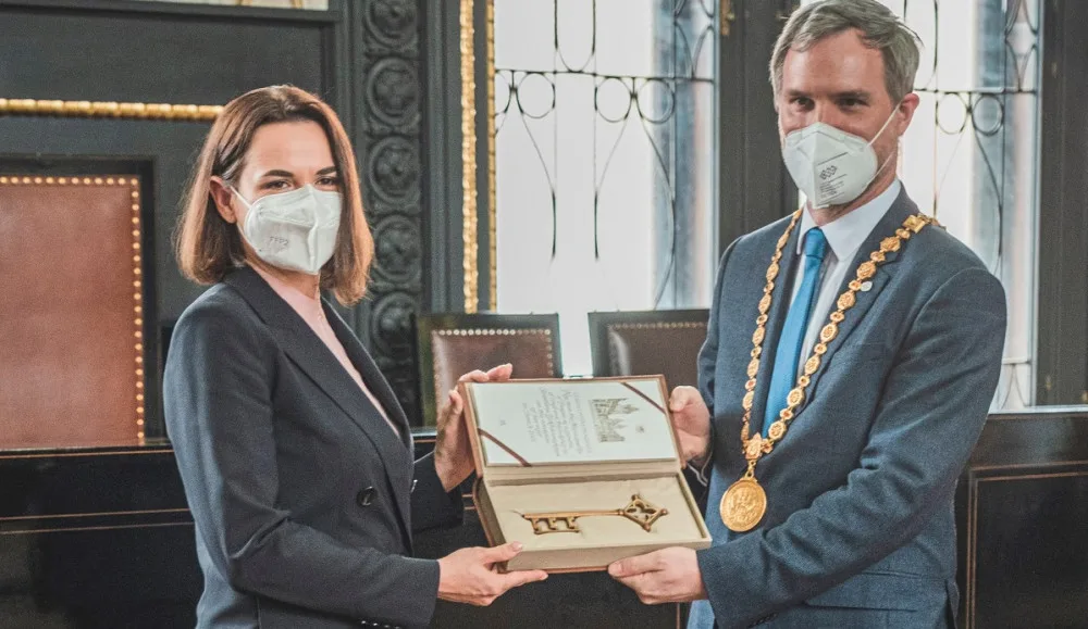 Vůdkyně běloruské opozice Cichanouská přijala od Hřiba klíč od Prahy