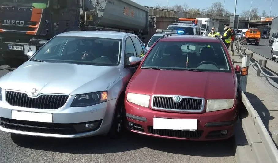 Policisté hledají svědky divoká jízdy Prahou, která skončila dopravní nehodou