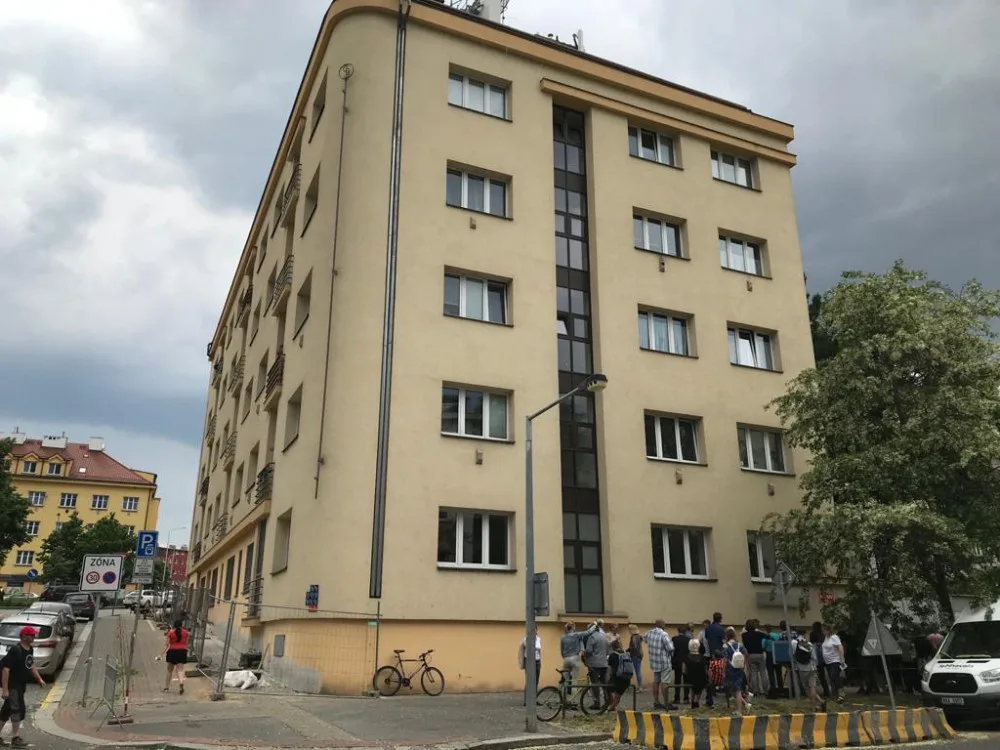 Tomáši Holému byla dnes v Praze odhalena pamětní deska. Byl jsem tu rád, stojí na ní