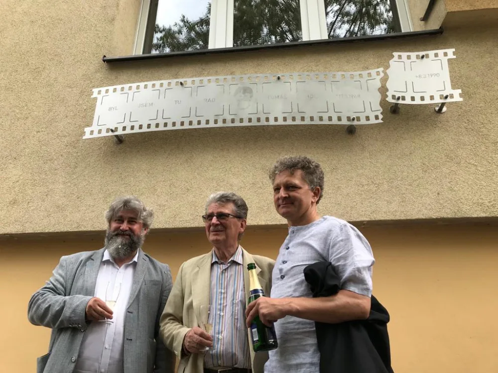 Tomáši Holému byla dnes v Praze odhalena pamětní deska. Byl jsem tu rád, stojí na ní