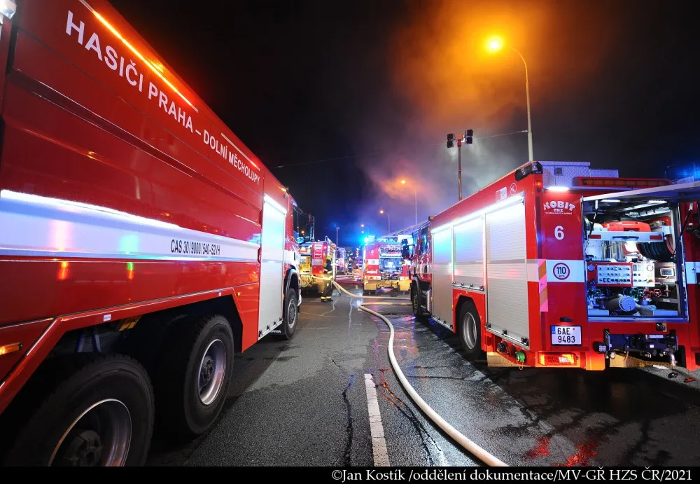 V Praze 10 v noci hořelo zahradní centrum