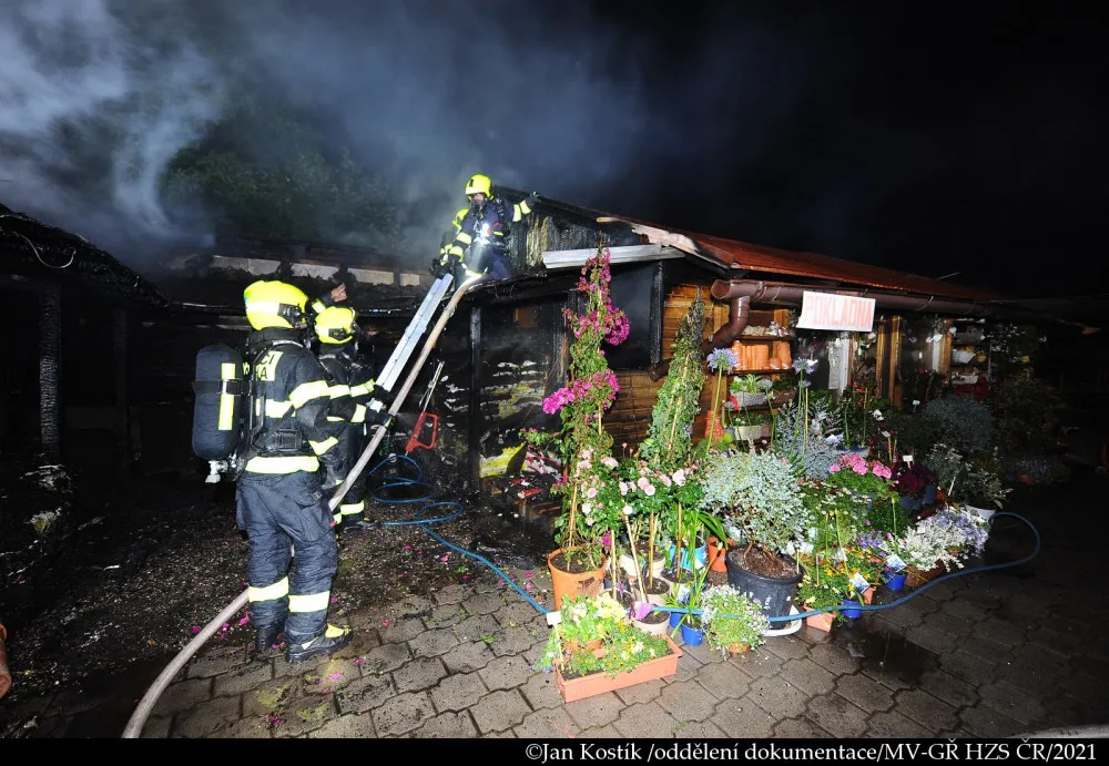 V Praze 10 v noci hořelo zahradní centrum