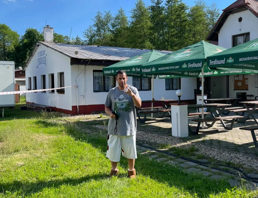 Adam Sandler při natáčení filmu Spaceman of Bohemia v Kempu U Ferdinanda