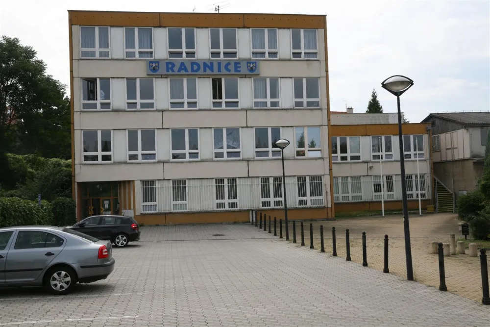 Stará radnice v Praze 12 bude přestavena na multifunkční sál a byty