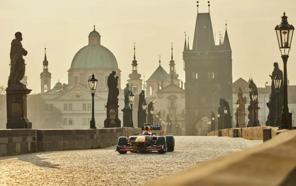 Red Bull zveřejnil reklamu s formulí na Karlově mostě. Podívejte se