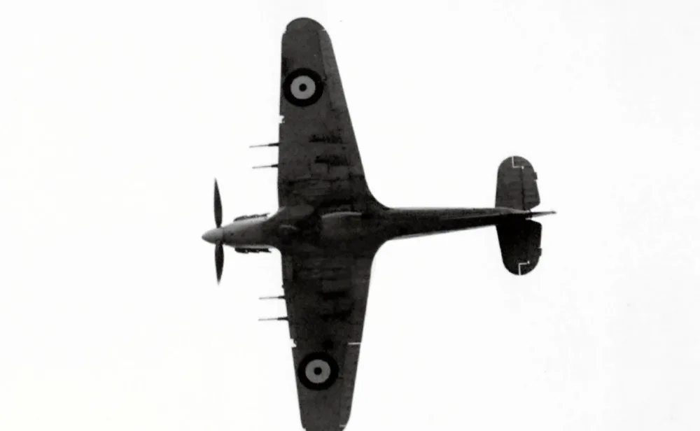 Historická stíhačka Hawker Hurricane, která pomohla zachránit Británii před Hitlerem, přiletěla do pražského muzea