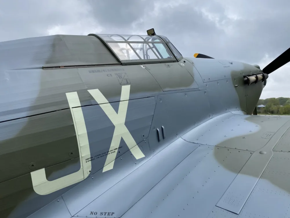 Historická stíhačka Hawker Hurricane, která pomohla zachránit Británii před Hitlerem, přiletěla do pražského muzea