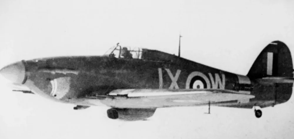 Historická stíhačka Hawker Hurricane, která pomohla zachránit Británii před Hitlerem, přiletěla do pražského muzea