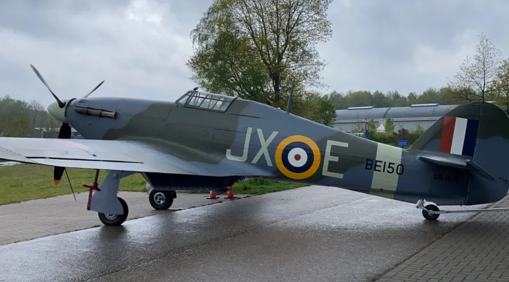 Historická stíhačka Hawker Hurricane, která pomohla zachránit Británii před Hitlerem, přiletěla do pražského muzea