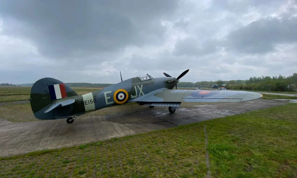 Historická stíhačka Hawker Hurricane, která pomohla zachránit Británii před Hitlerem, přiletěla do pražského muzea